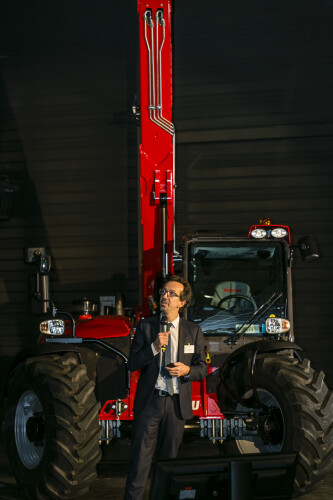arnaud-caudoux_presentation-chiffree-devant-un-engin-manitou-20160331_bpifrance_manitou-052-c-antoine-monie-jpg